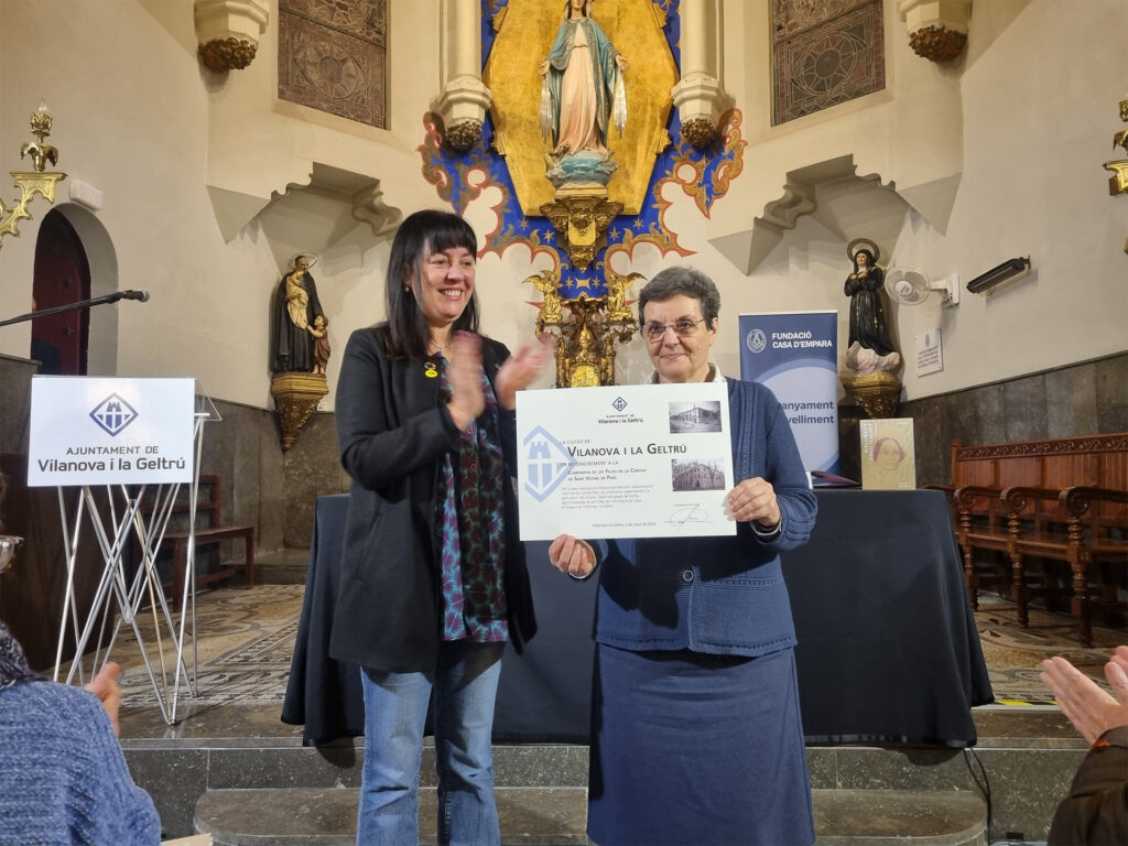 L'alcaldesa de Vilanova i la Geltrú Olga Arnau, fa entrega del diploma a una representant de les Germanes de la Caritat a la capella de la Casa d'Empara